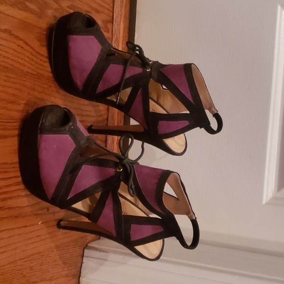 Purple and black heels - Picture 3 of 3